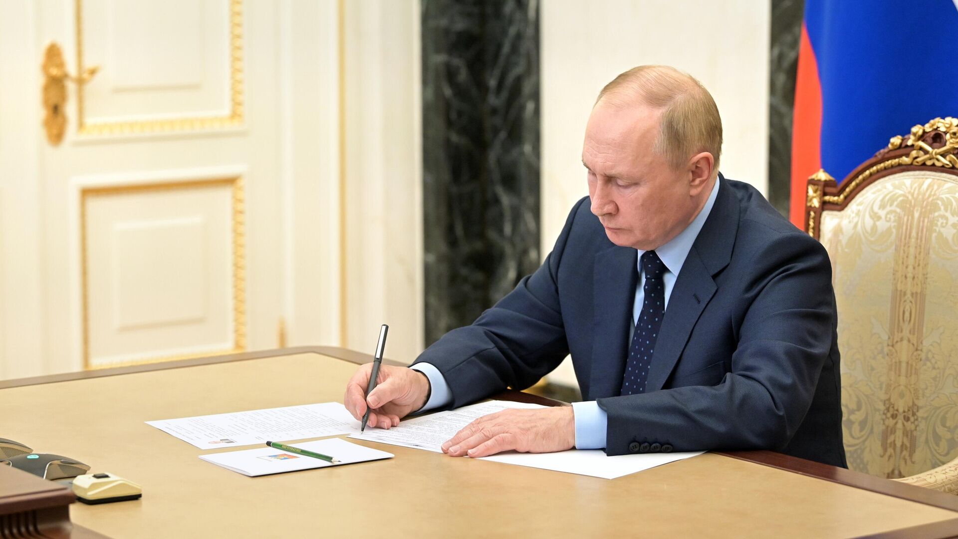 Путин продлил срок обращения за кредитными каникулами до конца года